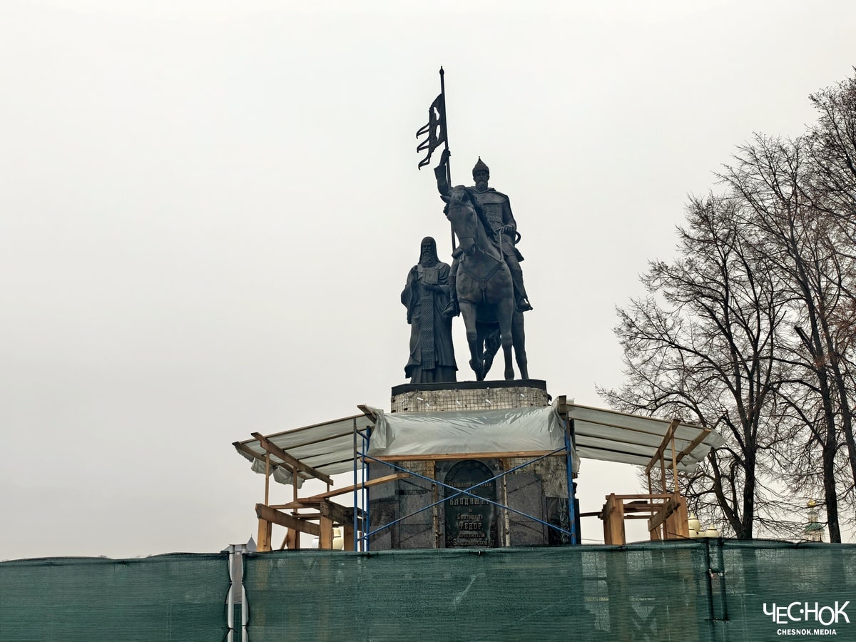 Памятник князю Владимиру не успели отремонтировать в срок