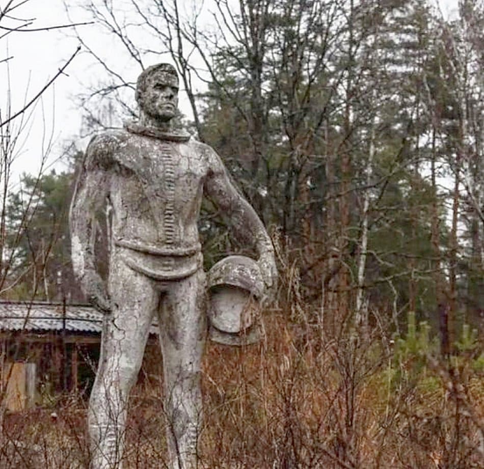 Памятник космонавт комаров