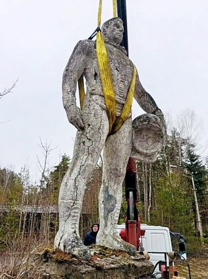 Памятник космонавт комаров