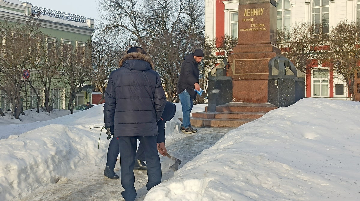 Памятник Ленину Оверчук лед КПРФ