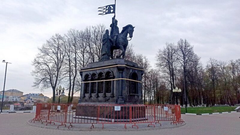 Памятник князю Владимиру добрался до ремонта