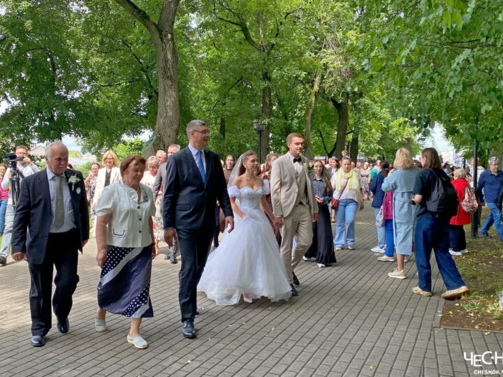 Авдеев и Волков прошли семейным парадом по центру Владимира