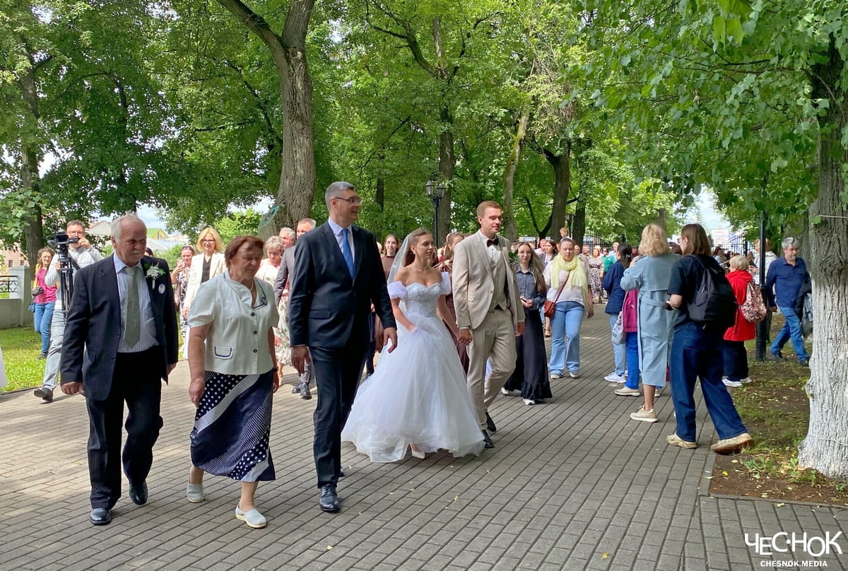 Авдеев и Волков прошли семейным парадом по центру Владимира