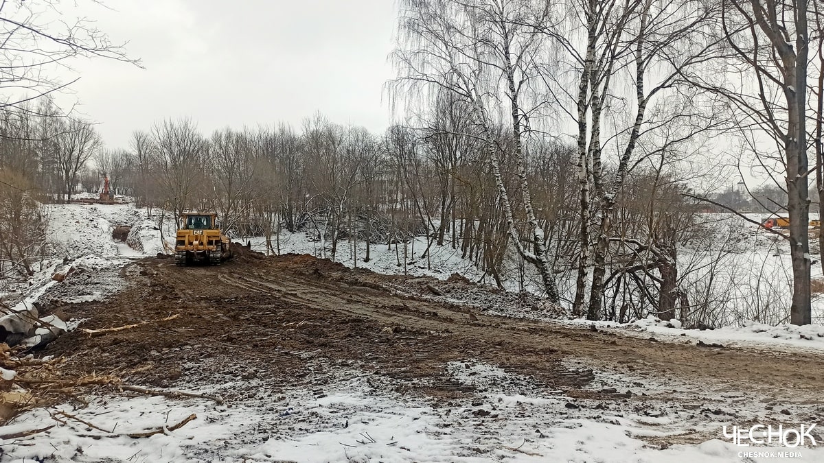 В парке у ДТЮ прокладывают третью дорогу