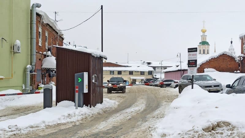Суд вернул городу платную парковку на Спасской