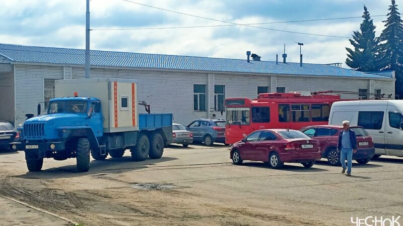 От вокзала – на буксире. Ремонт Вокзальной площади остановил движение троллейбусов