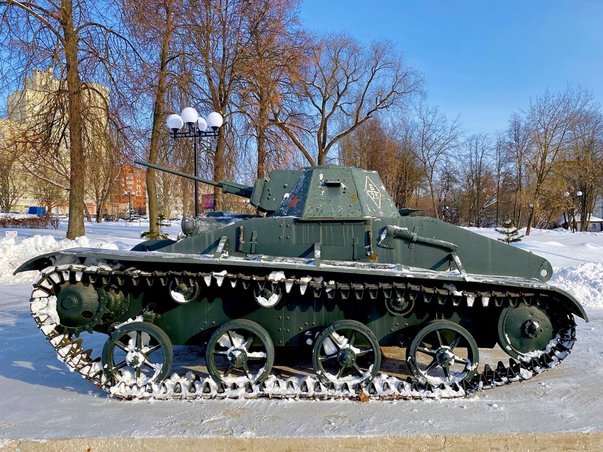 Патриотический сквер танк БТР 8