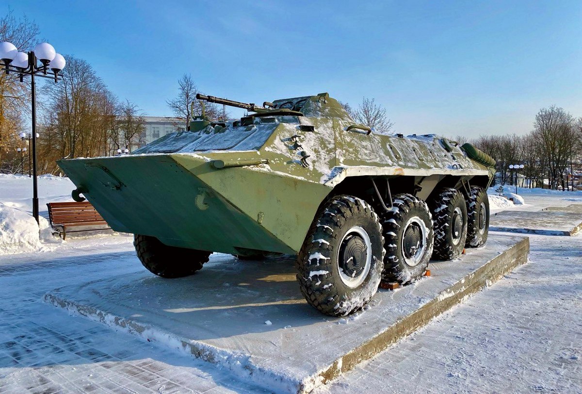 Патриотический сквер танк БТР 8