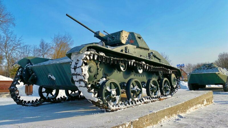 В патриотическом сквере Владимира установили танк и БТР