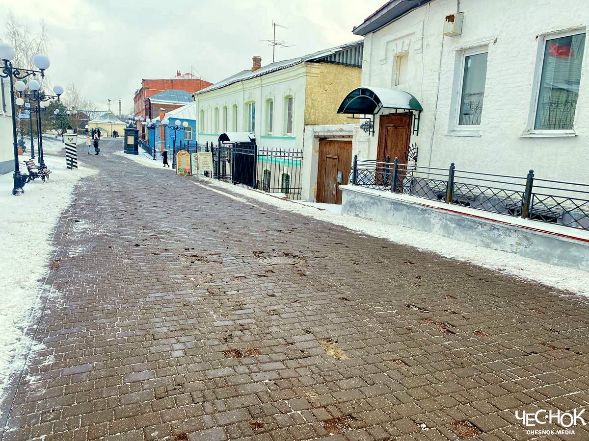 Во Владимире счистили брусчатку на пешеходке