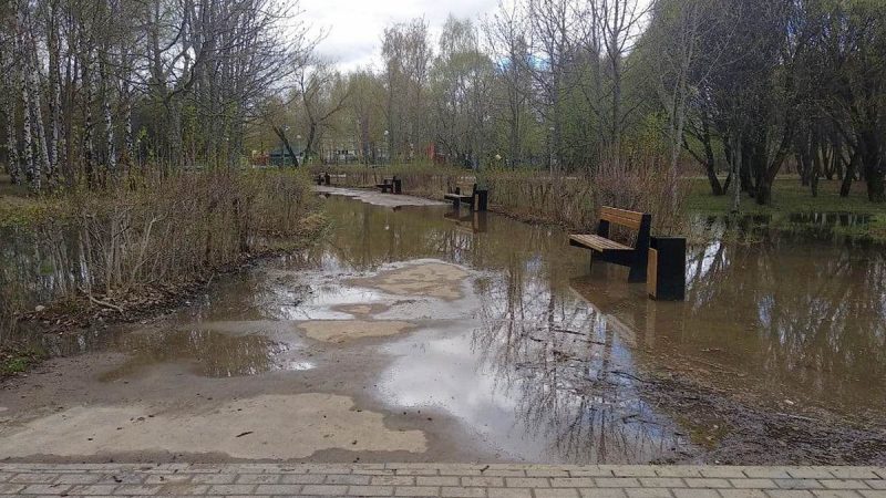 Свежеблагоустроенный парк «Добросельский» превратился в болото