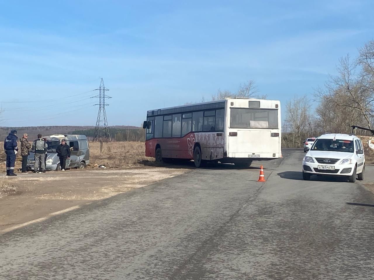 В ДТП с автобусом рядом с Веризино пострадали три человека