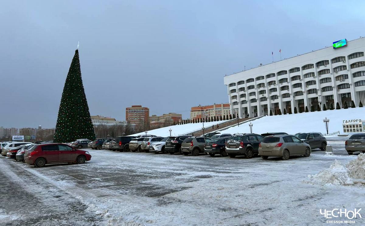 У Белого дома установили пизанскую елку за миллион рублей