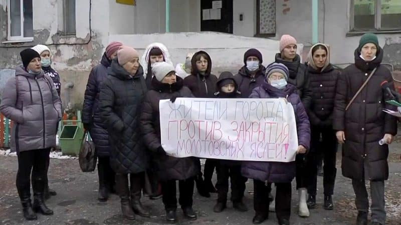 Жители Гусь-Хрустального вышли на пикет против закрытия садиков