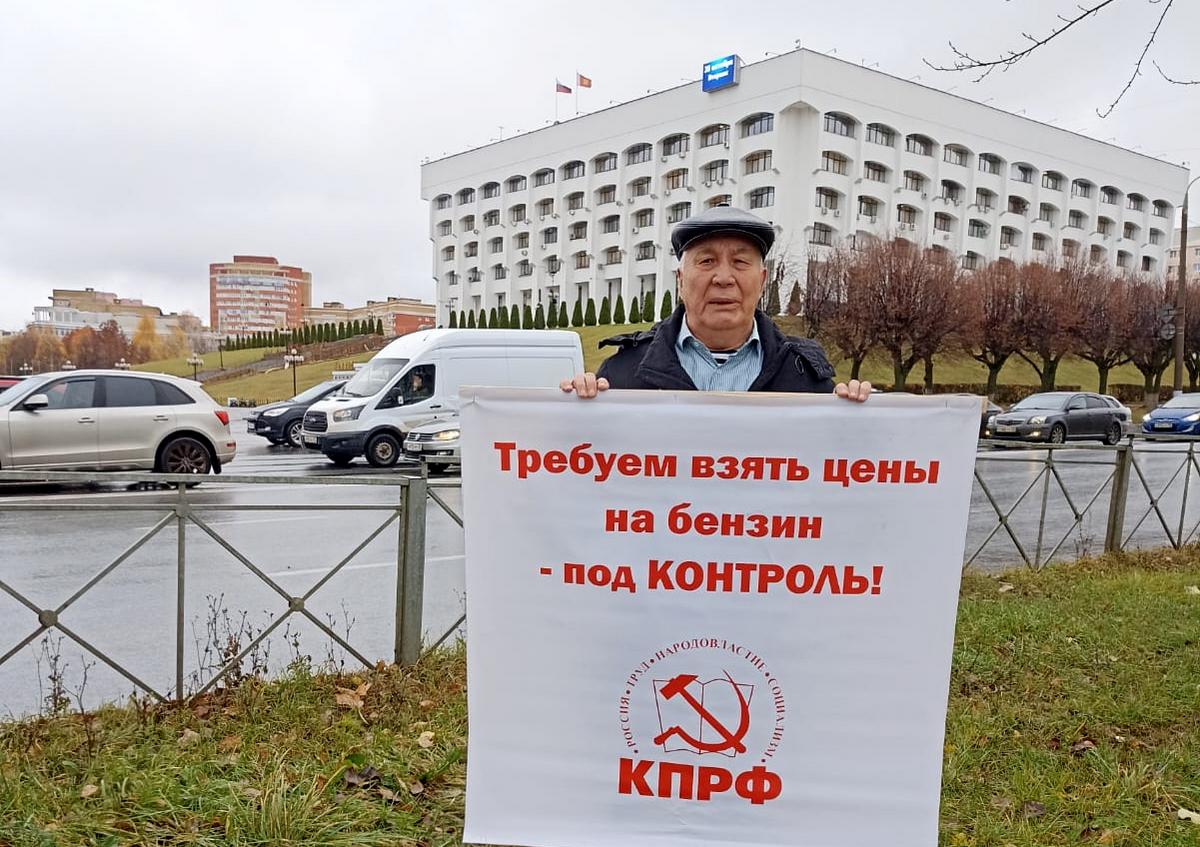 От Белого дома и ФАС потребовали заморозить цены на бензин