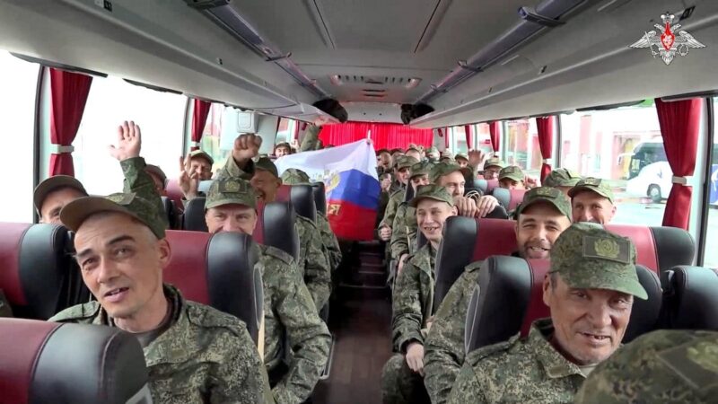 Пятеро владимирцев вернулись домой из украинского плена