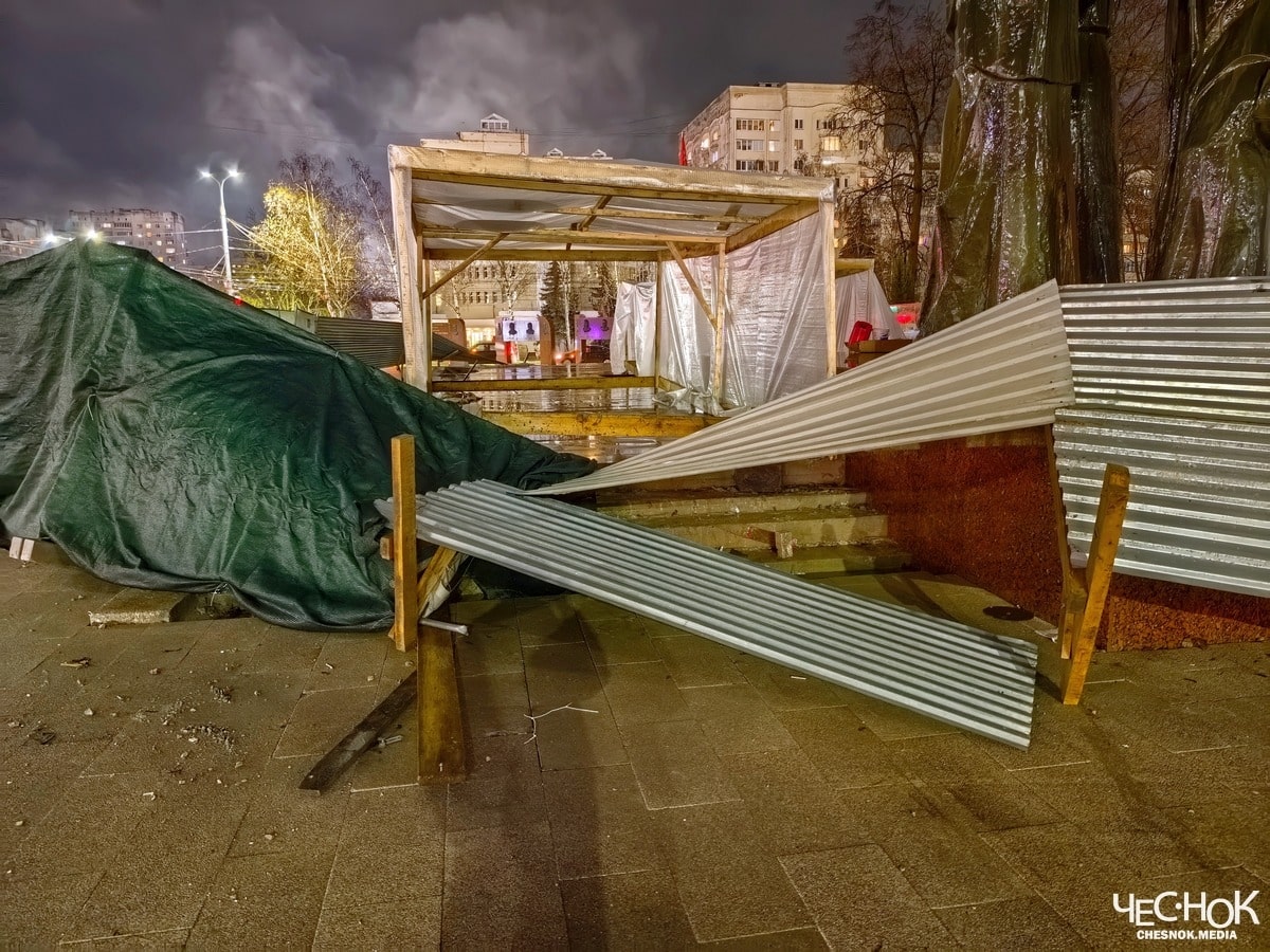 Площадь победы вечный огонь забор ремонт 2-min