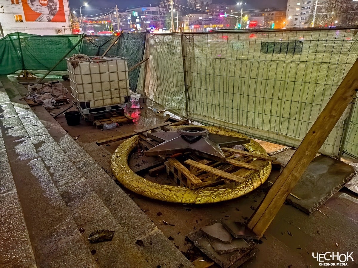 Площадь победы вечный огонь забор ремонт 2-min