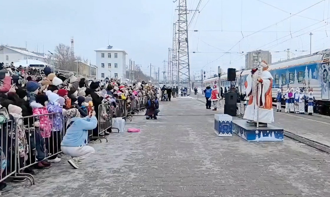 Поезд деда мороза ковров 3-min