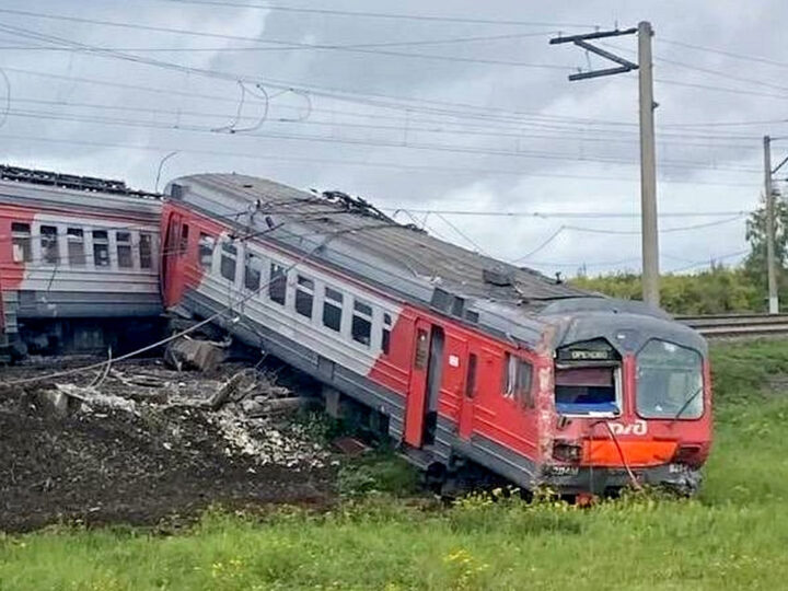 Во Владимирской области электричка снесла фуру и сошла с рельсов