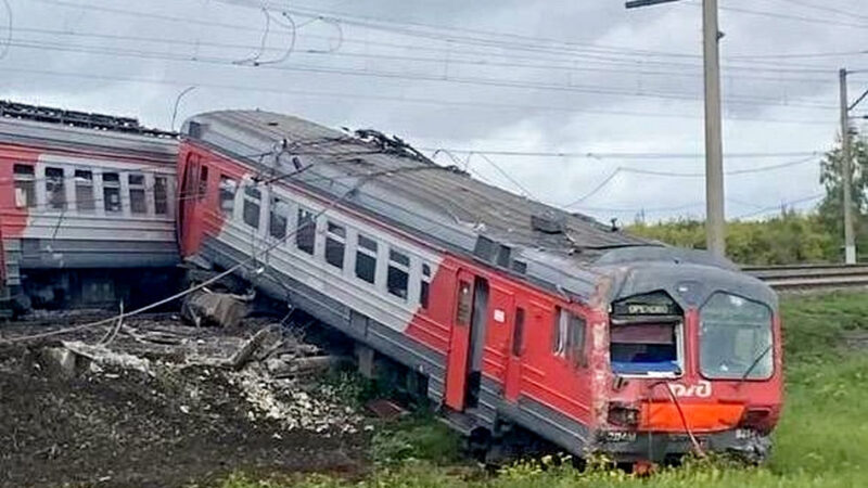 Во Владимирской области электричка снесла фуру и сошла с рельсов