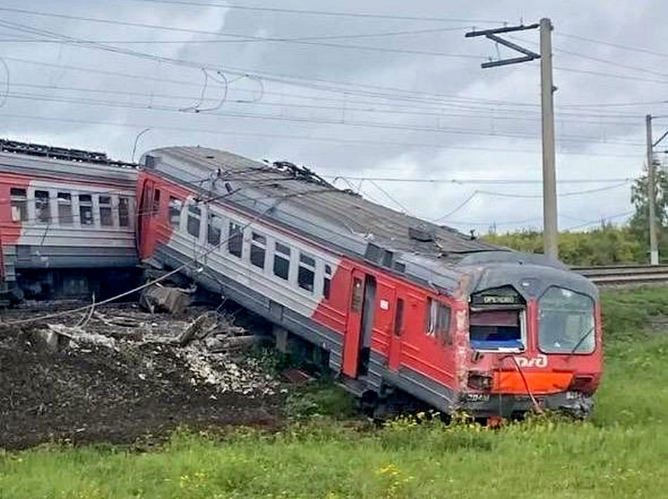 Во Владимирской области электричка снесла фуру и сошла с рельсов