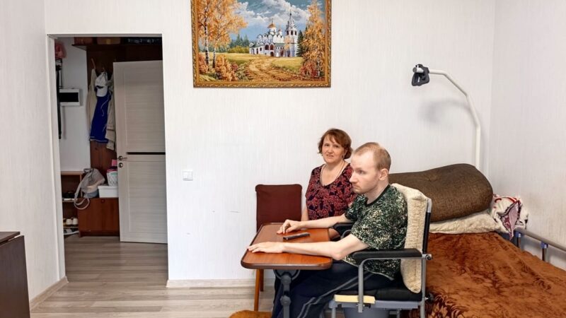 «Чеснок» помогает. Семья с инвалидом переехала из аварийки в новый дом