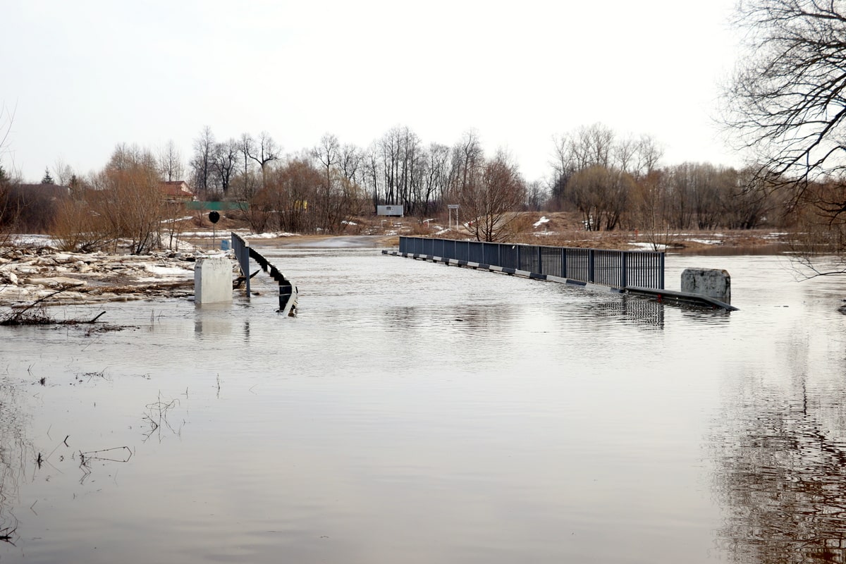 Во Владимирской области затопило четыре моста, дачи и дорогу