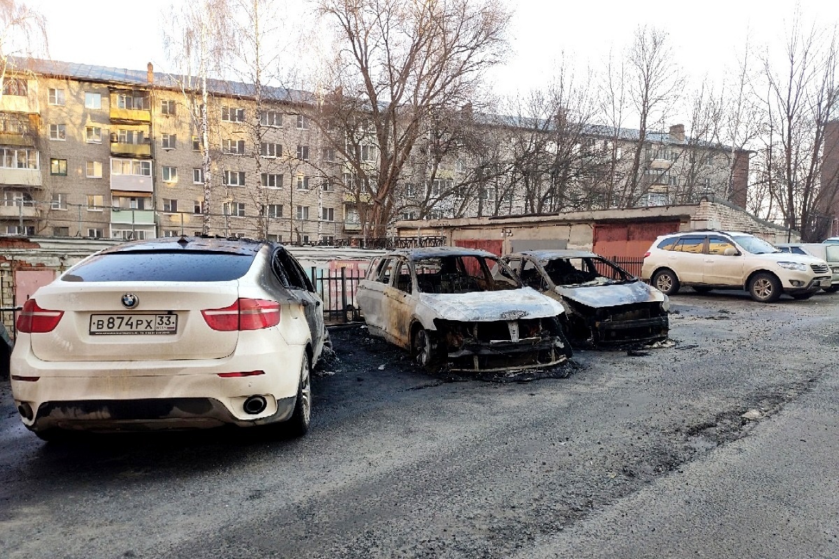 Ночью во Владимире сгорели три автомобиля