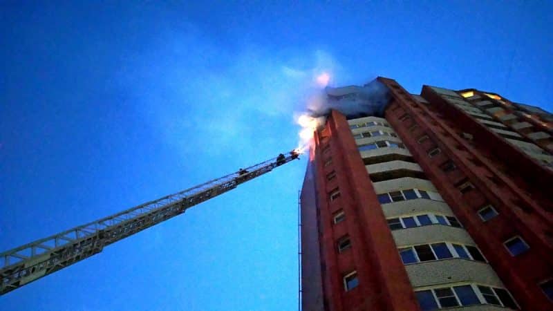 На пожаре в 17-этажке у парка «Дружба» пострадал человек