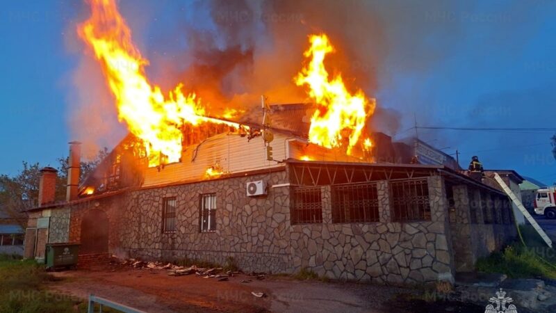 В Лакинске на трассе М-7 выгорело кафе