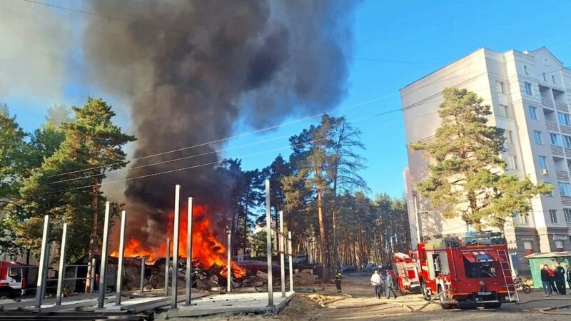 В Заклязьменском горят заброшенные сараи