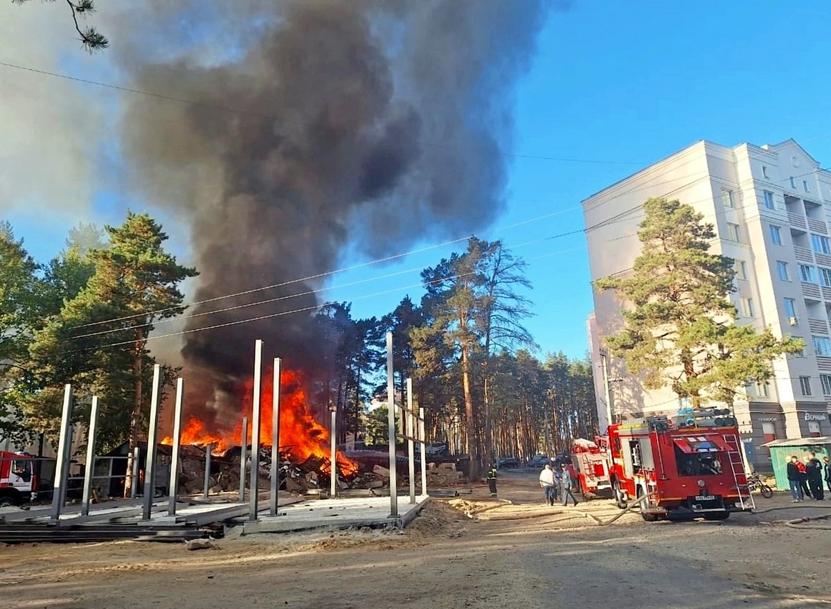 В Заклязьменском горят заброшенные сараи