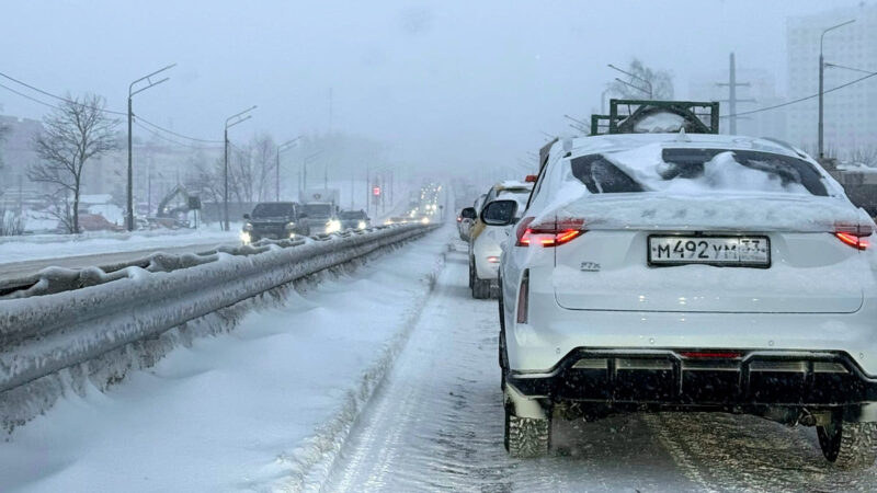 «Куплю машину в начале пробки». Пекинка встала из-за снегопада и ДТП
