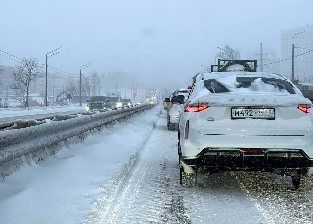 «Куплю машину в начале пробки». Пекинка встала из-за снегопада и ДТП