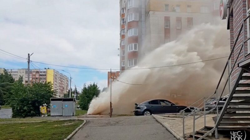 Во Владимире у многоэтажки взорвалась труба отопления