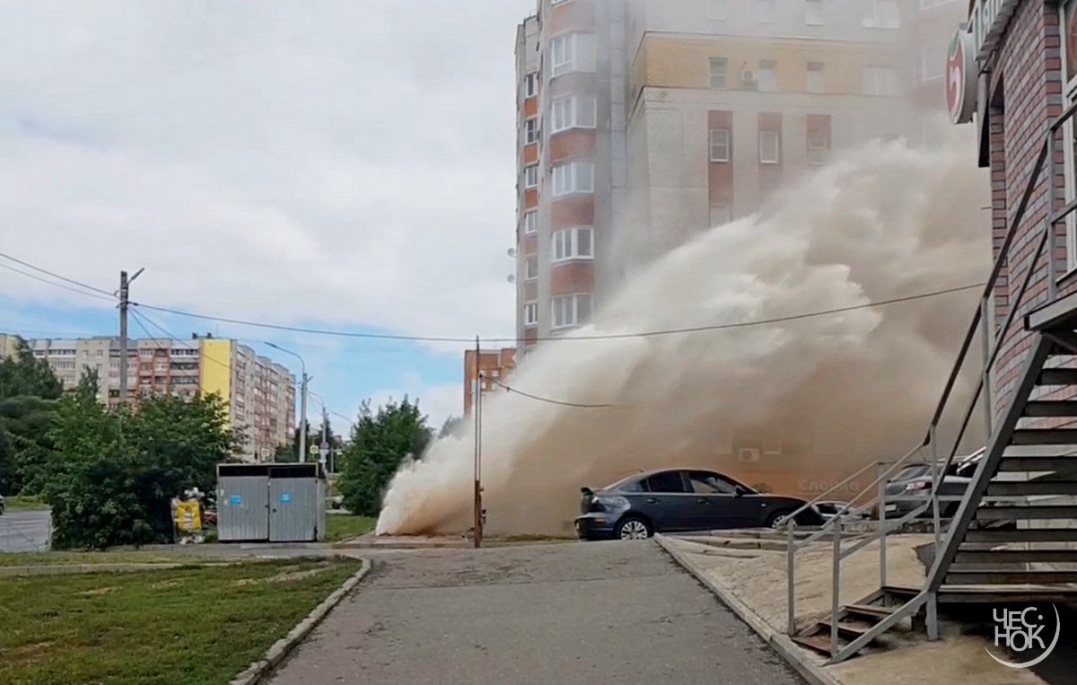 Во Владимире у многоэтажки взорвалась труба отопления