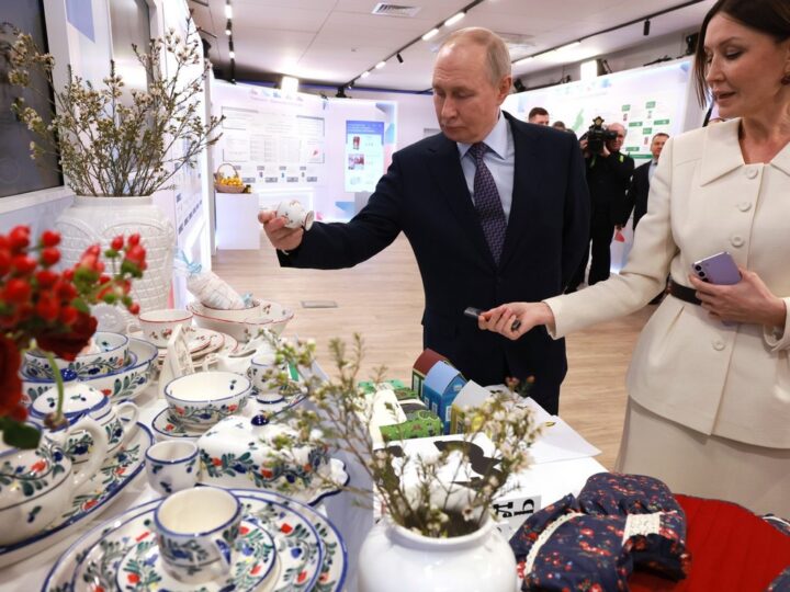 Путин похвалил керамику суздальского предпринимателя Дымова