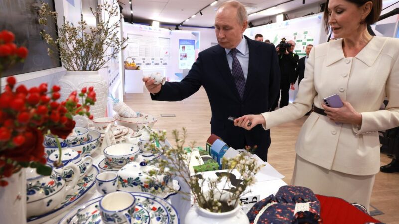 Путин похвалил керамику суздальского предпринимателя Дымова