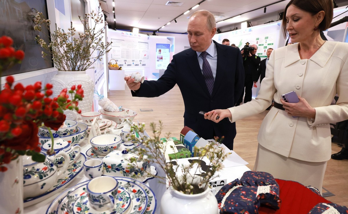Путин похвалил керамику суздальского предпринимателя Дымова