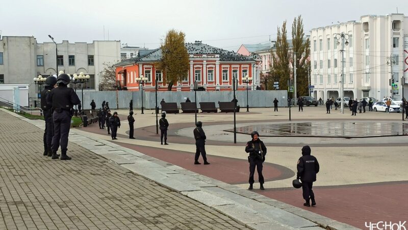 Силовики оцепили Театральную площадь во Владимире