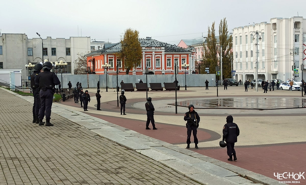 Силовики оцепили Театральную площадь во Владимире