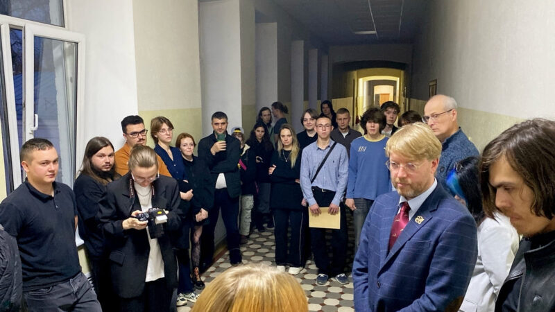 Лидер «Яблока» встретился со сторонниками во Владимире в коридоре