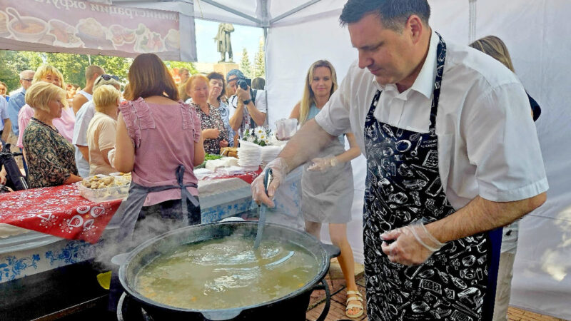 Мэр Мурома сварил уху на Дне города