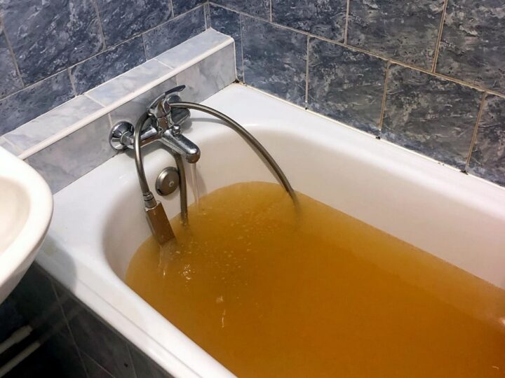 Прокуратура проверит ржавую воду в Кольчугино после репортажа «Чеснока»
