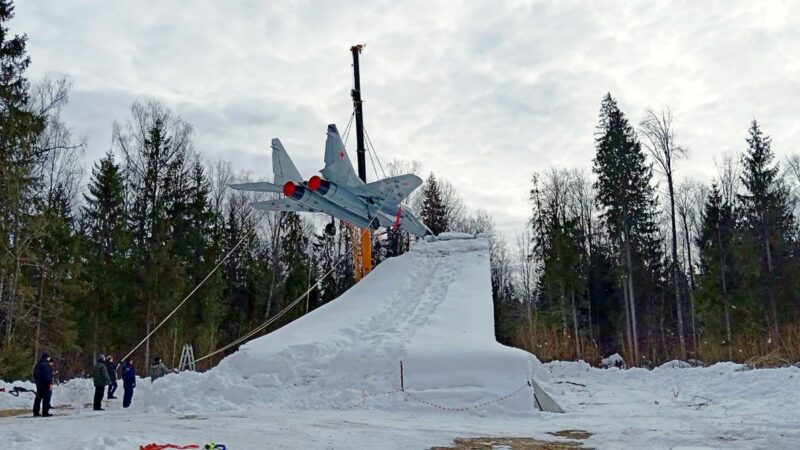 «Мечта космонавтов»: на месте гибели Гагарина установили истребитель МиГ-29