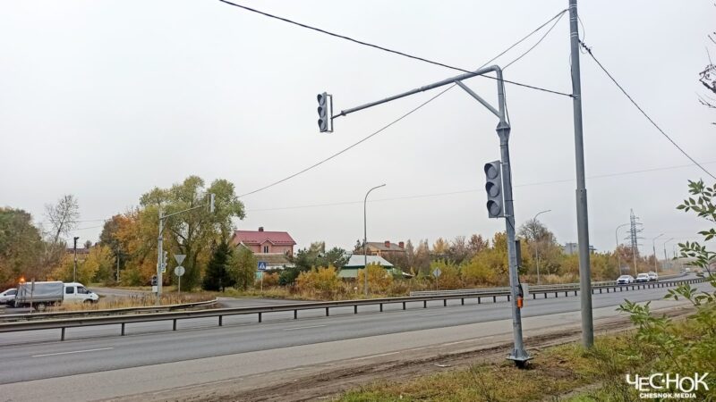 На Пекинке временно установили новый светофор