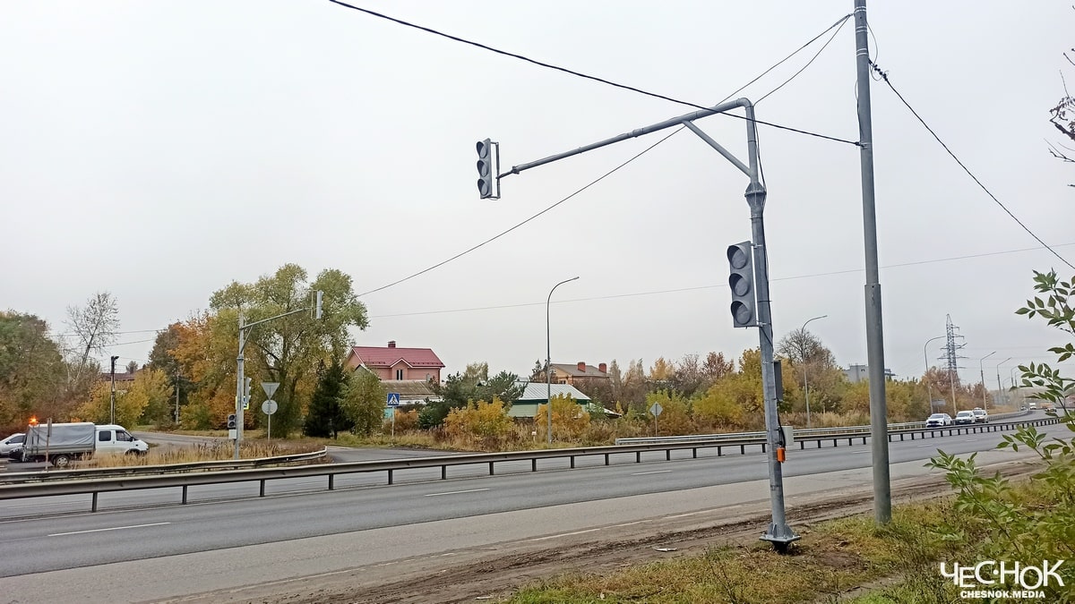 На Пекинке временно установили новый светофор