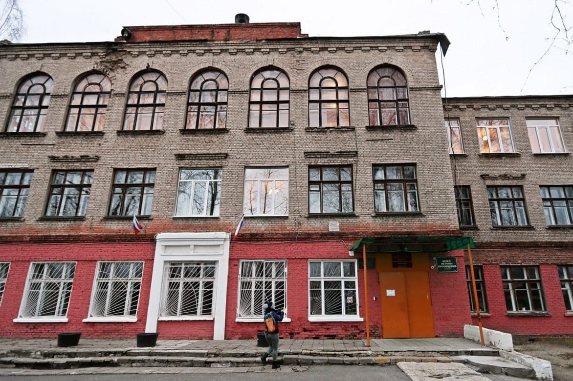 Школа Гусь-Хрустальный памятник 2 (1)