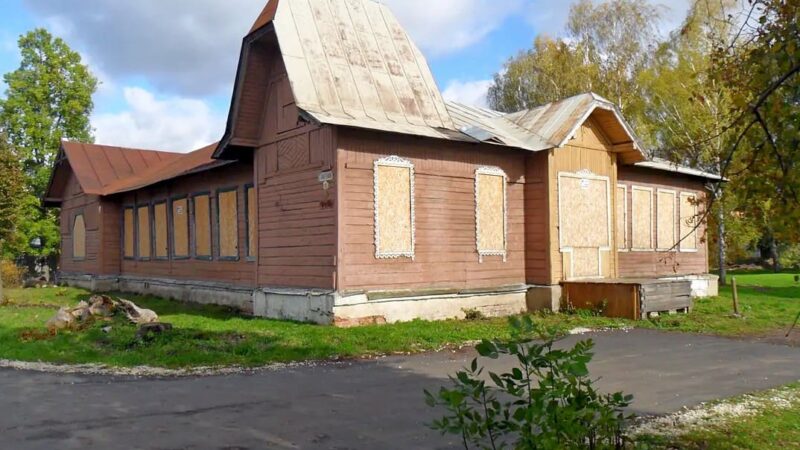 В Юрьев-Польском за рубль продают историческую школу